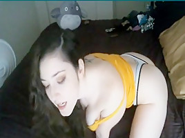 Camgirl stuffing herself with dildos...
