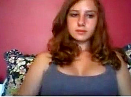 Girl masturbates in webcam...
