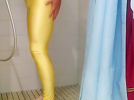 In meine gelbe lycra legging gepinkelt...