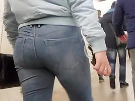 Girl ass in tight jeans in...