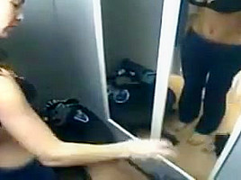 Spiata in camerino - hidden cam in changing room