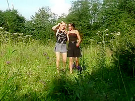 Lesbianas con pantimedias en el bosque...