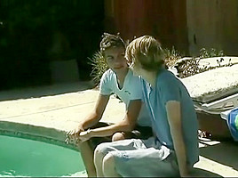 Kiss by the pool...