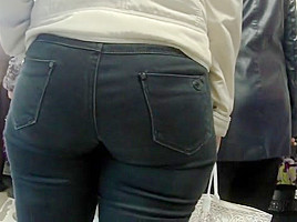 Mature big ass in jeans...