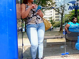 Milf mami busstop booty...