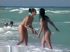 A horny nude beach couple fooling around while being filmed by a spy