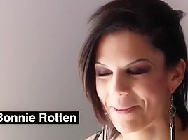 Beautiful tattooed Bonnie Rotten is giving head