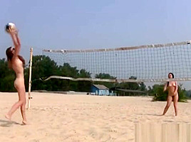 Zwei Nackte Teens Volleyball Am Strand 01254...
