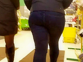 Nice big round ass in jeans...