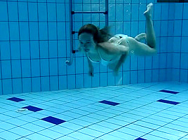 Bouncing booty underwater show...