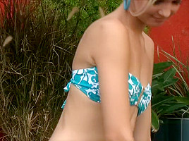Franziska Facella tocandose en la piscina