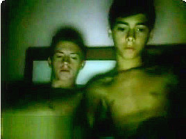 Dos Amigos Adolescentes Se Tocan Y Experimentan En La Webcam...