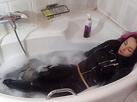 Bath wetlook in leathers elizabeth piedgirl...