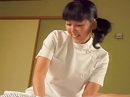 Mature japanese masseuse gives client handjob...