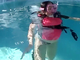 Pregnant dives underwater...
