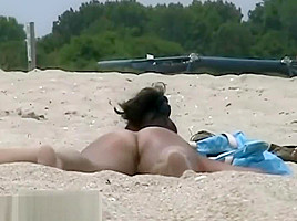 Voyeur of amateur people sunbathing nude...