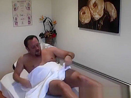 Asian masseuse wanking spycam client...