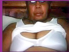 Dominican woman show brassiere on web...